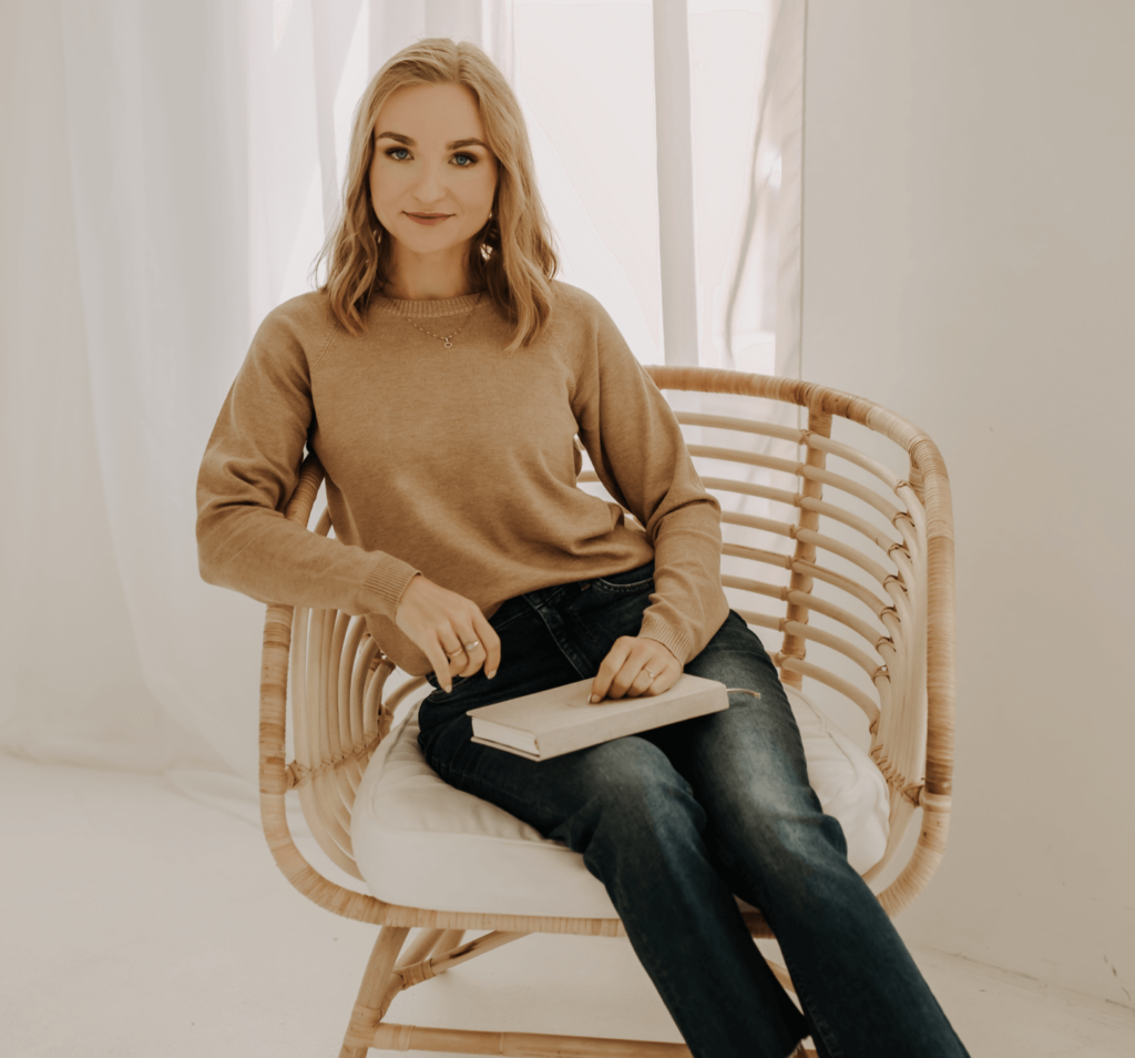 Seksuolog Weronika Grzelak, siedząca z książką na kolanach, na fotelu w swoim gabinecie psychologicznym